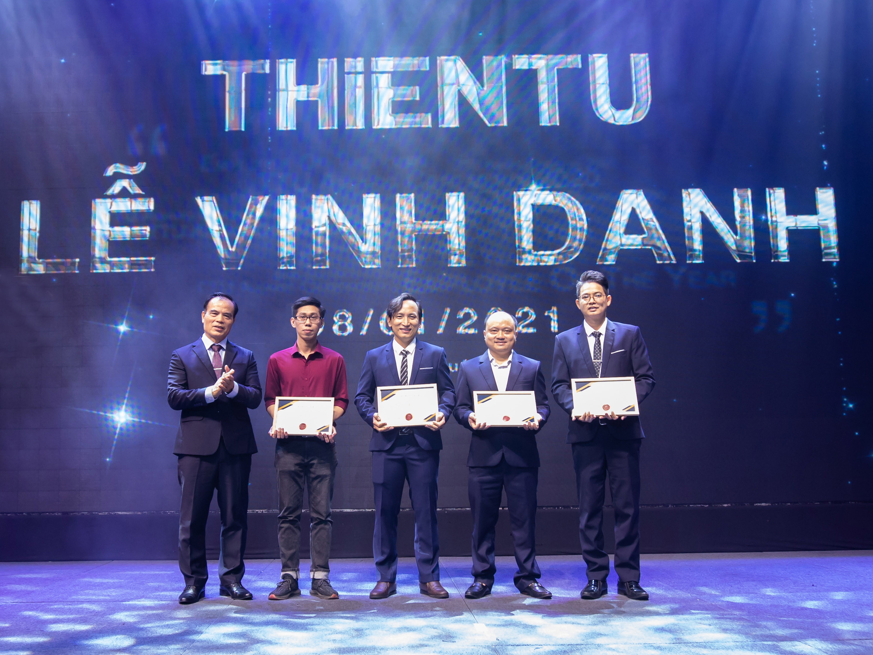 Lễ vinh danh tập thể, cá nhân xuất sắc năm 2020 | THIENTU Company culture